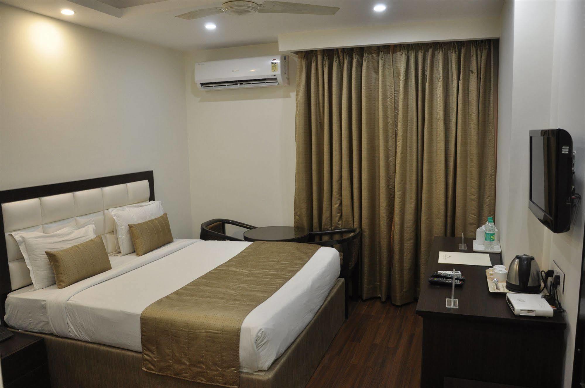 Genx Usha Kiran Agra Hotel Exterior foto